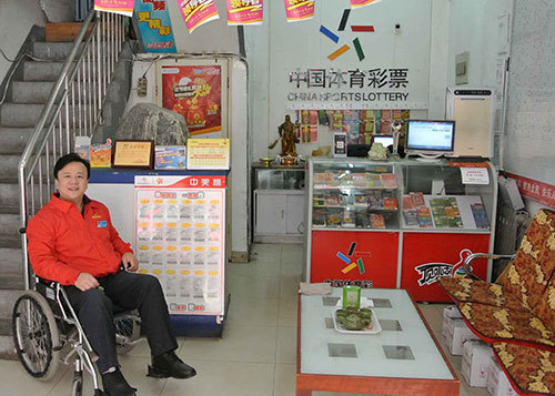 山东济南体彩业主实现轮椅上的“公益梦”