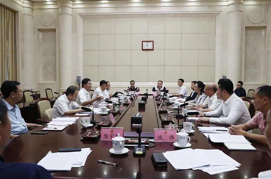 广西政协召开企业家委员和企业界代表座谈会