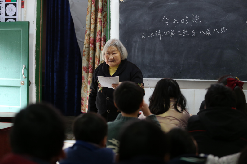 四川富顺：七旬老人坚持14年为社区留守学