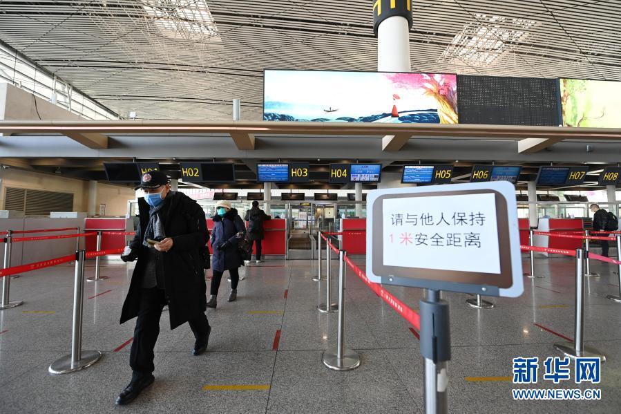 这是在天津滨海国际机场拍摄的提醒旅客保持间距的提示牌（1月28日摄）。新华社记者 李然 摄