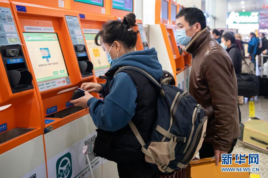 1月28日，旅客在长沙汽车西站通过自助售票机购买车票。新华社记者 陈思汗 摄