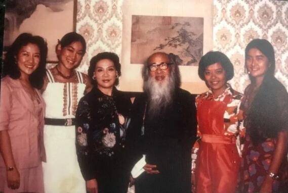 张大千泼彩《翠岭晴云》将拍卖，这幅画卢燕已珍藏多年