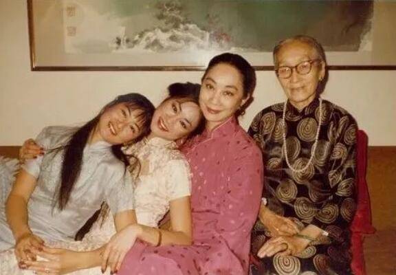 张大千泼彩《翠岭晴云》将拍卖，这幅画卢燕已珍藏多年