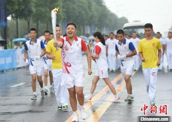 2015年，第六届全国特奥会在成都举行，黄海地在家门口当上火炬手。　受访者供图