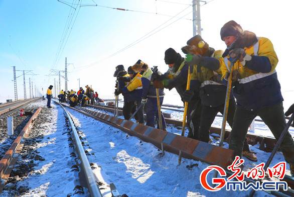 【2022温暖春运人】铁路“黄马甲”茫茫雪原换轨忙