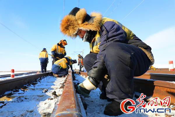 【2022温暖春运人】铁路“黄马甲”茫茫雪原换轨忙