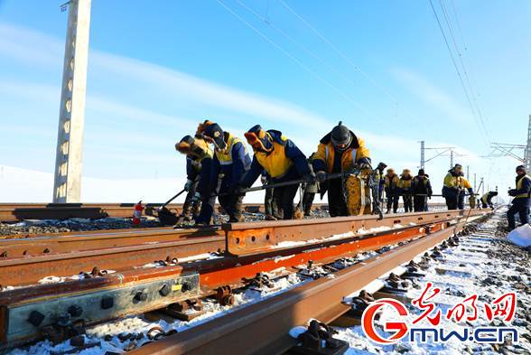 【2022温暖春运人】铁路“黄马甲”茫茫雪原换轨忙