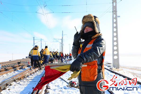 【2022温暖春运人】铁路“黄马甲”茫茫雪原换轨忙