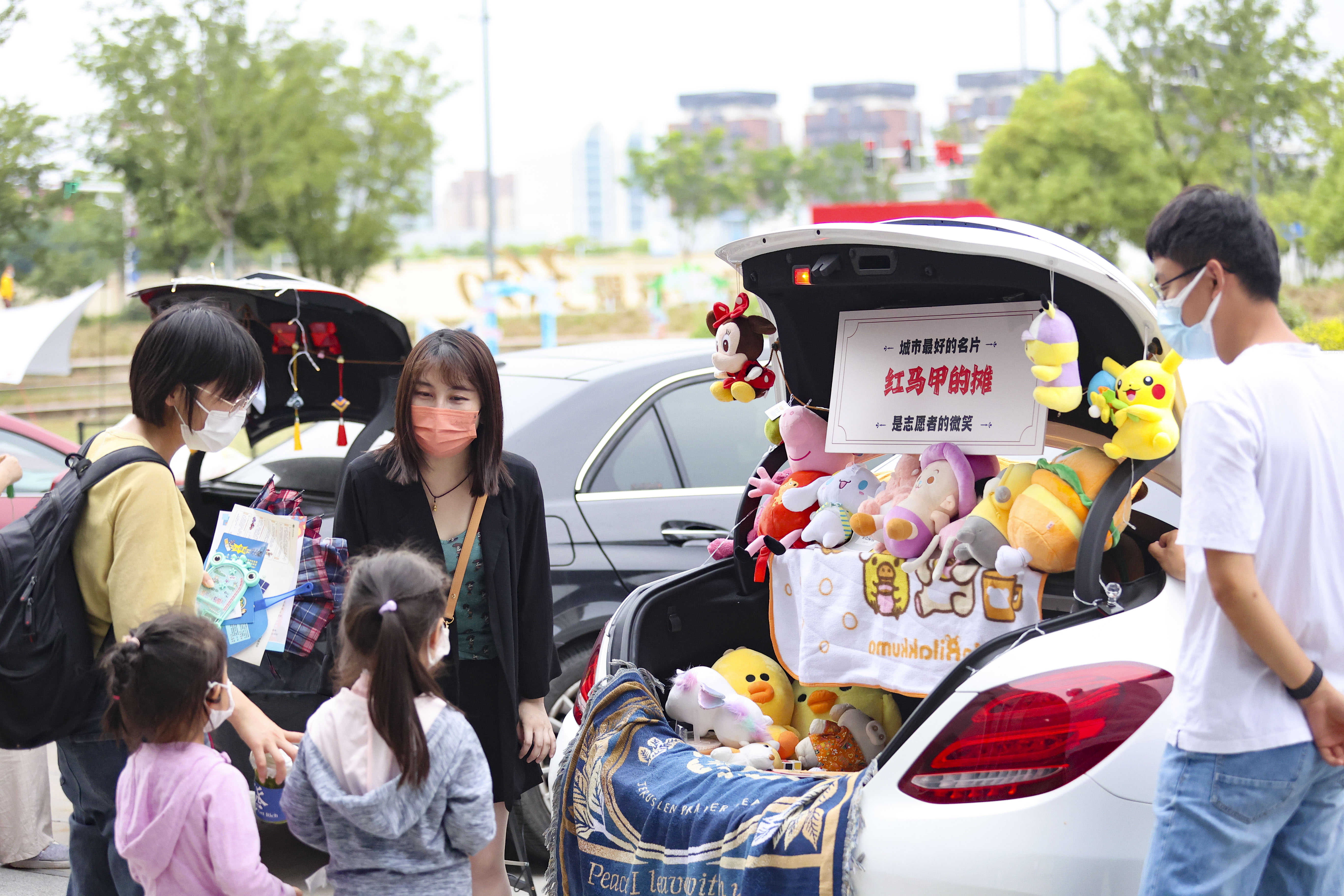 “庆六一 迎端午”后备厢图书漂流活动现场。 通讯员 屠梦娇 南京日报/紫金山新闻记者 冯芃 孙中元 摄 