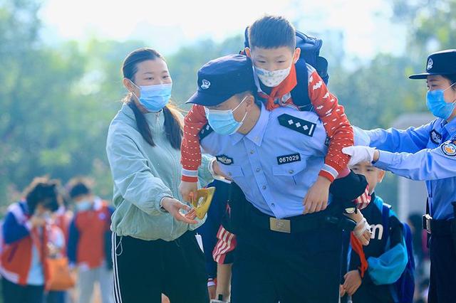 安徽亳州：开学第一天 “护学”再启航