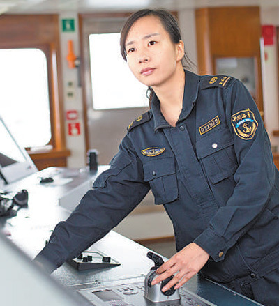 中国首位远洋公务船女船长詹春珮：十年磨一“舰”