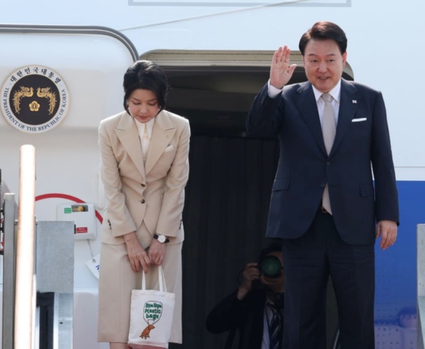 韩国“第一夫人”拎环保袋出访被批作秀
