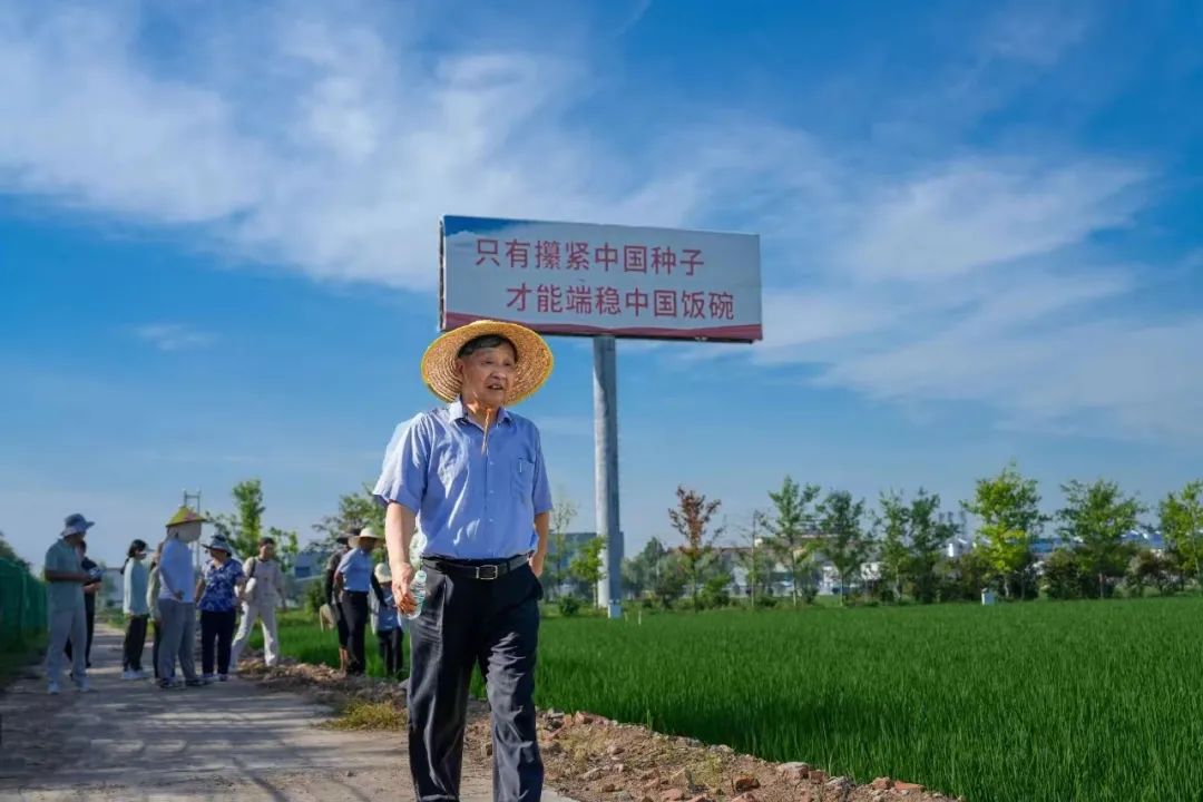 “张院士，您的鞋头咋裂了？”