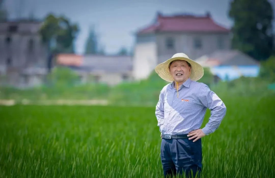 “张院士，您的鞋头咋裂了？”