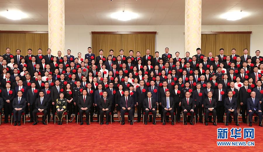 9月8日，全国抗击新冠肺炎疫情表彰大会在北京人民大会堂隆重举行。会前，习近平等党和国家领导人会见国家勋章和国家荣誉称号获得者，全国抗击新冠肺炎疫情先进个人、先进集体代表等，并同大家合影留念。 新华社记者 黄敬文 摄
