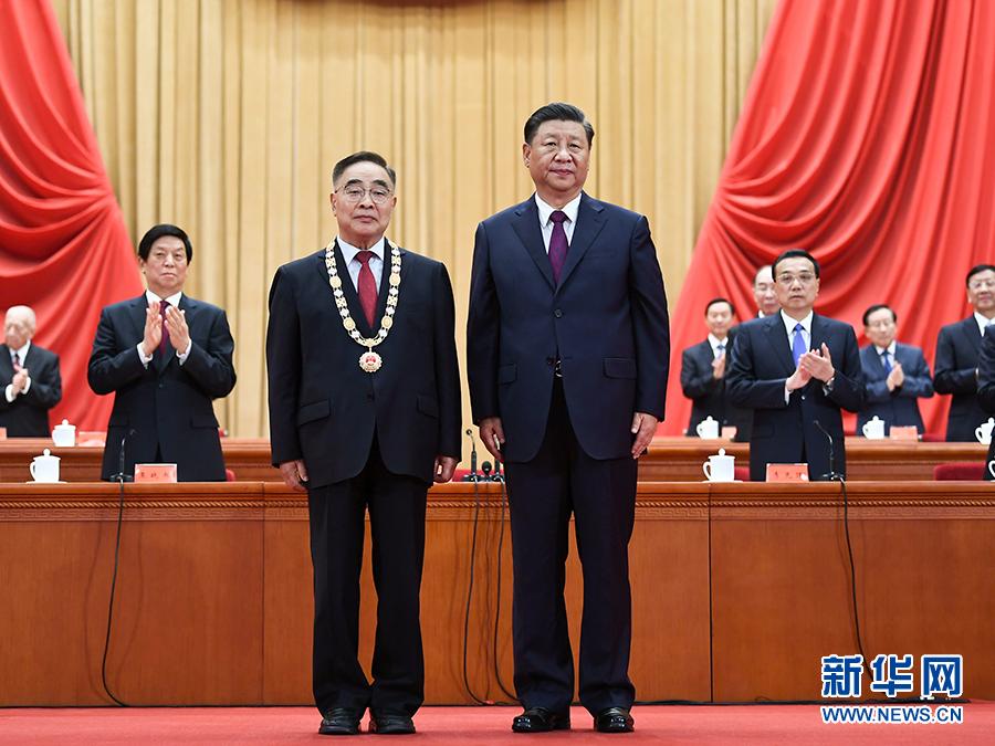 9月8日，全国抗击新冠肺炎疫情表彰大会在北京人民大会堂隆重举行。中共中央总书记、国家主席、中央军委主席习近平向“人民英雄”国家荣誉称号获得者张伯礼颁授奖章。