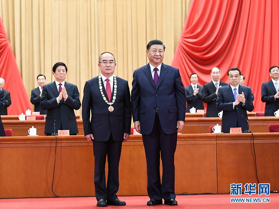 9月8日，全国抗击新冠肺炎疫情表彰大会在北京人民大会堂隆重举行。中共中央总书记、国家主席、中央军委主席习近平向“人民英雄”国家荣誉称号获得者张定宇颁授奖章。 新华社记者 谢环驰 摄