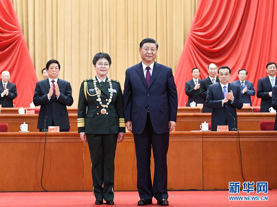 9月8日，全国抗击新冠肺炎疫情表彰大会在北京人民大会堂隆重举行。中共中央总书记、国家主席、中央军委主席习近平向“人民英雄”国家荣誉称号获得者陈薇颁授奖章。 新华社记者 谢环驰 摄