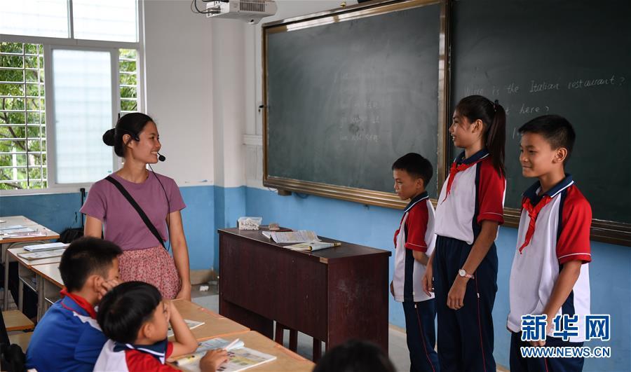 在广东徐闻县北莉小学，林小恋在六年级英语课上和学生互动（9月1日摄）。新华社记者邓华 摄