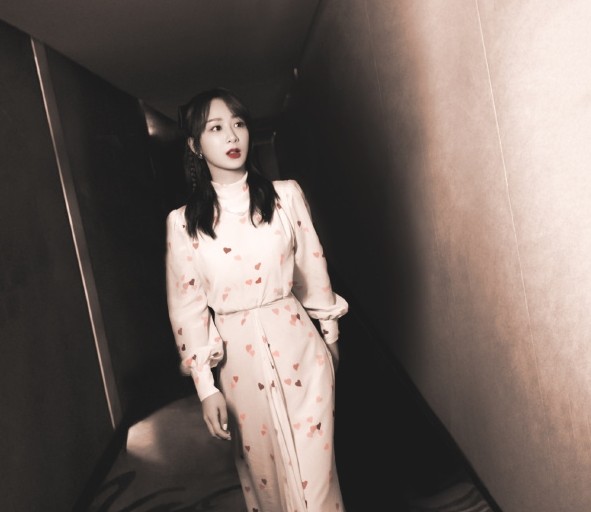 杨紫出席《我和我的家乡》宣传活动 戴蝴蝶结少女感满满
