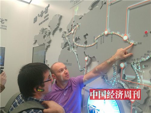 参观过程中，学员间就“一带一路”问题展开讨论。《中国经济周刊》记者 陈一良 摄
