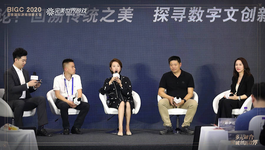 张越(左二)郭娅楠(左三)穆晓航(右二)邓佩(右一)