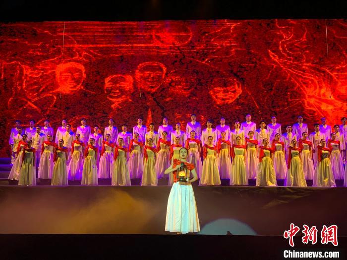 图为表演师生合唱西南联合大学校歌《满江红》。 孙睿摄 图为表演师生合唱西南联合大学校歌《满江红》。 孙睿摄